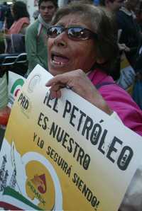 Perredistas en defensa del petróleo