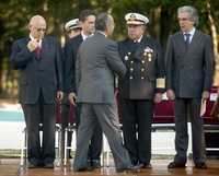 El presidente Felipe Calderón saluda a Guillermo Ortiz Mayagoitia, Juan Camilo Mouriño, el almirante Mariano Francisco Saynez y Rafael Tovar y de Teresa, durante la ceremonia por el 95 aniversario luctuoso de Francisco I. Madero