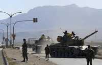 Tanques turcos retornan a su base en el poblado de Silopi, cerca de la frontera de Turquía con Irak, horas después de la ofensiva militar