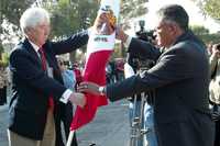 El secretario de Educación del DF, Axel Didriksson, entrega una bandera a un directivo de un plantel de la delegación Iztacalco