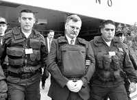 En imagen de archivo, el ex militar argentino Ricardo Miguel Cavallo, antes de ser trasladado al Reclusorio Oriente por elementos de la Agencia Federal de Investigación
