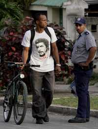 Un admirador del Che dialoga con un oficial de la policía en La Habana
