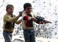 Niños turcos juegan cerca de Cukurka a la guerra entre soldados y rebeldes kurdos