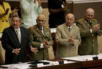En el orden acostumbrado: Raúl Castro, nuevo presidente cubano; Juan Almeida, vicepresidente; José Ramón Machado, subjefe de Estado y de gobierno, y Abelardo Colomé, ministro del Interior, ayer en la sede del Parlamento en La Habana