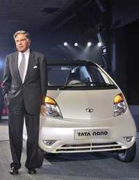 Ratan Tata, presidente del Grupo Tata, junto al automóvil más barato del mundo, recién lanzado, cuyo costo es de 100 mil rupias, 2 mil 500 dólares