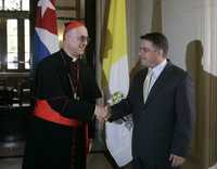 Como parte de su gira por Cuba, el cardenal Tarsicio Bertone, secretario de Estado del Vaticano, se entrevistó ayer en La Habana con Felipe Pérez Roque, ministro de Relaciones Exteriores de la isla
