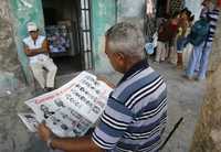 Un ciudadano observa en el diario Granma a los nuevos miembros del Consejo de Estado cubano, elegidos el domingo por la Asamblea Nacional del Poder Popular