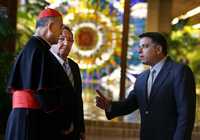 El secretario de Estado del Vaticano, cardenal Tarsicio Bertone, conversa con el presidente Raúl Castro, y el canciller Felipe Pérez Roque (a la derecha), en el Palacio de la Revolución, en La Habana, en lo que fue la primera audiencia del gobernante cubano con un dignatario extranjero