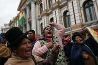 Indígenas simpatizantes del gobierno del presidente Morales se manifiestan frente a la sede del Congreso, ayer en La Paz