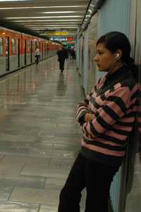 En el Metro Hidalgo también hay lugar para la espera - La Jornada En el Metro Hidalgo también hay lugar para la espera - La Jornada