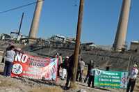 Vecinos y activistas que se oponen a la reapertura de la fundidora Asarco, a la que consideran una empresa "mortal", acordaron crear un frente común y ayer se manifestaron en las márgenes de río Bravo