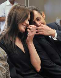 El presidente francés, Nicolas Sarkozy, llegó ayer a Sudáfrica acompañado de su esposa, la cantante Carla Bruni, para una visita de dos días que comenzó con un encuentro con el presidente Thabo Mbeki