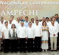 Al centro, el presidente Felipe Calderón, rodeado por los mandatarios que acudieron a la reunión de la Conferencia Nacional de Gobernadores, que se efectuó en Campeche