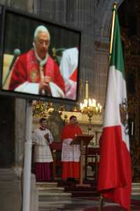 Al fondo, el cardenal Norberto Rivera en la Catedral Metropolitana; en la pantalla aparece Benedicto XVI, quien dirigió ayer un mensaje a jóvenes católicos