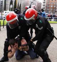 Policías vascos detienen a un antifascista que se manifestaba en San Sebastián contra miembros de la Falange Española