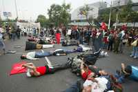 El miércoles de la semana pasada trabajadores, sindicalistas y alumnos de la UAM marcharon desde las instalaciones de la UPN hasta Tv Azteca, donde formaron con sus cuerpos la palabra huelga sobre Periférico