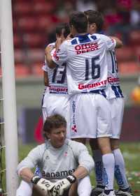 Los Tuzos festejan la anotación de Fernando Salazar (13), ante la pesadumbre del portero Cristante