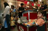En la 29 edición de la Feria del Libro del Palacio de Minería destacó la presencia de los jóvenes lectores, algunos  acompañados de sus padres