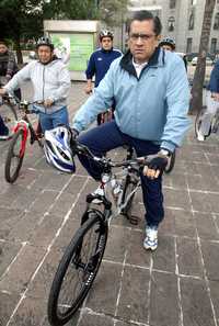 Joel Ortega llegó ayer a su trabajo en bicicleta, por ser primer lunes de mes