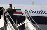 El presidente de Irán, Mahmoud Ahmadinejad, a su llegada el domingo 2 de marzo a Bagdad, donde fue recibido con honores militares