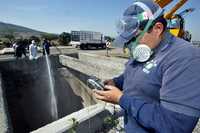 Trabajadores del Sistema de Aguas de la Ciudad de Mexico miden el grado de toxicidad de gases durante una revisión en la lumbrera 19 del emisor central de Tepeji del Río, Hidalgo