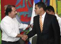 Los mandatarios Daniel Ortega y Rafael Correa, después de una reunión en la casa presidencial de Managua
