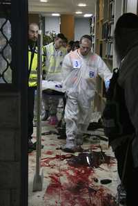 Miembros de servicios de emergencia israelíes sacan de la escuela de estudios del Talmud los cuerpos de las víctimas del ataque perpetrado por un hombre armado en el barrio Kyriat Mosher, en Jerusalén este