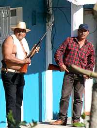 Víctor Fernández Hernández, alias Poblete (de sombrero), quien presume de su parentesco con el ex gobernador Agustín Acosta Lagunes y de la protección del finado Cacique del Sur, Cirilo Vázquez Lagunes, mantuvo durante una década un retén a la entrada del poblado San Lorenzo Tenochtitlán, donde cobraba a los automovilistas cuotas de entre 10 y 15 pesos por vehículo. El 28 de enero el cacique y un grupo de pistoleros atacaron al presidente municipal y a pobladores