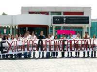 Los profesores de la preparatoria Ricardo Flores Magón, ubicada en Acoxpa y Tlalpan, pararon labores para expresar sus demandas salariales
