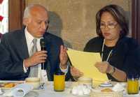 Lauro Jonathan Sol Orea, presidente de la ANAD, y la preiodista Lourdes Galaz, durante la ceremonia de ayer