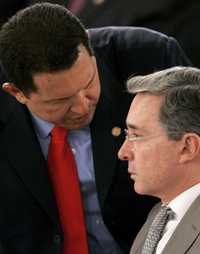 Los presidentes Chávez y Uribe dialogan en Santo Domingo después de la reconciliación