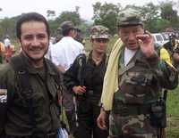 Iván Ríos y Manuel Marulanda, comandantes de las Fuerzas Armadas Revolucionarias de Colombia, durante una reunión del grupo guerrillero en Los Pozos, el 8 de marzo de 2001