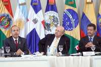 El mandatario de México, Felipe Calderón, durante la reunión plenaria de la cumbre, acompañado por el canciller de República Dominicana, Carlos Morales, y el presidente de ese país, Leonel Fernández