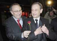 El socialista Pierre Aidenbaum entrega una rosa a Bertrand Delanoe, alcalde saliente de París, ayer, luego de una conferencia de prensa
