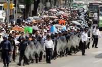 Rodeados por granaderos, los maestros marcharon por Reforma. No se reportaron enfrentamientos