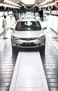 Supervisión de la producción de autos Honda en las afueras de Nueva Delhi, India, donde la firma japonesa prevé aumentar sus ventas