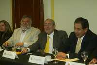 Al centro, Leonel Cota Montaño, presidente nacional del PRD; lo acompañan los dos principales candidatos a sucederlo en el cargo: Alejandro Encinas y Jesús Ortega