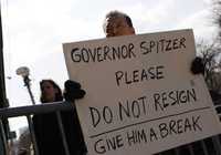 Un partidario de Spitzer le pide no renunciar, ayer en la ciudad de Nueva York frente al edificio de departamentos donde vive el gobernador