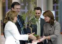 El jefe de Gobierno, Marcelo Ebrard, y Martha Delgado, secretaria de Medio Ambiente del Distrito Federal, entregaron ayer un árbol a Marinela Servitje, durante la ceremonia de bienvenida a los nuevos miembros del Consejo Rector Ciudadano y del Fideicomiso del Bosque de Chapultepec