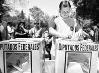 Un hombre afiliado al PRD deposita su voto durante los comicios internos en marzo de 2005. Este domingo, el partido del sol azteca renovará su dirigencia: Alejandro Encinas y Jesús Ortega son los dos principales candidatos a ocupar la presidencia del CEN