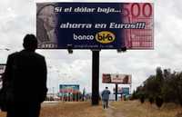 Anuncio financiero en la región de El Alto, en La Paz, Bolivia, El euro y la libra esterlina son ahora mejor aceptados que el dolar