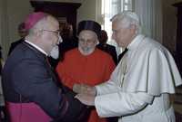 En imagen de noviembre de 2007, el papa Benedicto XVI saluda el arzobispo católico caldeo iraquí Paulos Faraj Rahho (a la izquierda)