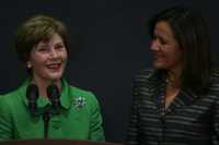 Laura Bush y Margarita Zavala, durante una ceremonia realizada ayer en Los Pinos en honor de la esposa del mandatario estadunidense