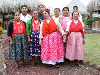 Martha Gómez Atzin, al centro, con su equipo de cocineros