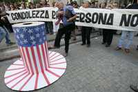 Chilenos se manifiestan contra la presencia en Santiago de la secretaria de Estado estadunidense Condoleezza Rice