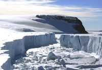 Vista de la parte restante de la barrera Larsen B, que se extiende por el noroeste del mar Weddell. A la derecha se observa la masa de hielo que se separó en 2002 y formó un iceberg
