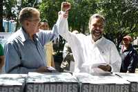 Javier Gonzalez Garza y Alfonso Ramírez Cuéllar al emtir su voto en la alameda de Tacubaya