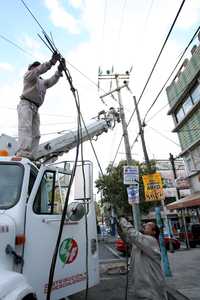 Sigue en declive la productividad en LFC, según un documento empresarial. En la imagen, electricistas reparan desperfectos en la colonia Letrán Valle, el 24 de enero pasado