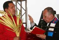 Hugo Chávez en la bendición de la palma, parte del ritual del Domingo de Ramos, durante la transmisión de su programa Aló, Presidente!