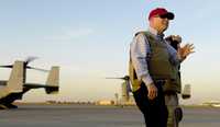 John McCain, virtual candidato republicano a la presidencia de Estados Unidos, a su llegada al aeropuerto de Bagdad, ayer, para visitar a las tropas de su país. Imagen proporcionada por la fuerza aérea estadunidense